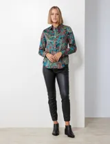 Camisa de algodón con estampado de motivos arabescos en tonos marrones y amarillos, con cuello solapa y botones centrales.