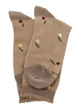 Calcetines color beige con estampado floral en tonos rojo, amarillo y verde. El talón y la puntera son de color marrón. El borde superior es marrón con un diseño ondulado.