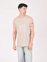 Musculosa blanca con estampado de palmeras rojas y texto "Closed for the weekend".