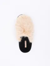Pantuflas beige con base negra y forro de piel sintética.