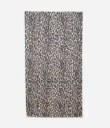 Pañuelo rectangular de franela con estampado de leopardo y terminación desflecada.