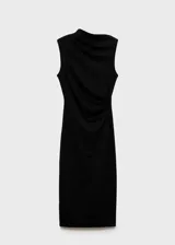 Vestido midi negro sin mangas, con cuello asimétrico, diseño entallado y cintura drapeada.