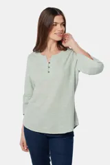 Blusa color beige de lino con botones metálicos personalizados y mangas 3/4 con volados.