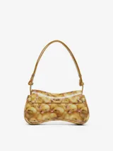 Bolso de mano tipo clutch con forma curva y acabado brillante, estampado con un patrón de patitos amarillos. Posee un cierre frontal metálico con el logo de la marca.