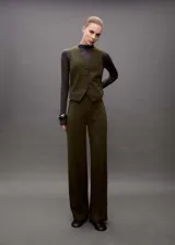 Pantalón de punto color verde militar, de tiro medio y corte recto. Presenta cintura elástica, costuras decorativas frontales y diseño largo.