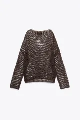 Jersey marrón de punto calado con cuello barco y mangas largas.