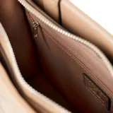 Bolso tote rectangular color taupe, con diseño acolchado con pespuntes diagonales. Tiene doble asa corta y correa larga regulable y extraíble. El acceso es con cierre. El interior está forrado en tela de algodón y poliéster y cuenta con un bolsillo con cierre y dos abiertos.
