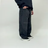 Pantalón de jean negro de corte ultra baggy, con diseño de paneles y costuras reforzadas.