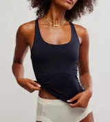 Musculosa negra con breteles finos y escote redondo.