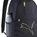 Mochila Puma Plus negra con logo de la marca en dorado. Cuenta con un compartimento principal con cierre, un bolsillo frontal con cierre, dos bolsillos laterales de malla y correas acolchadas ajustables.