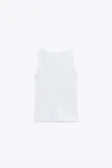 Camiseta de tirantes color beige con escote cuadrado.