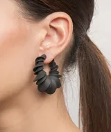 Aros tipo argolla negros con diseño en espiral.