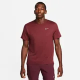 Remera deportiva color borgoña de poliéster con tecnología Dri-FIT y logo de Nike reflectivo en el pecho.