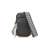 Cartera phone bag negra con bolsillo frontal y correa gruesa de galón regulable y desmontable con diseño de espiga en blanco y negro.