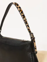 Cartera tipo baguette color celeste, confeccionada en cuero vacuno flor. Incluye correa regulable en combinación de cuero y pelo vacuno, con hebillas metálicas personalizadas.