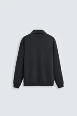 Polo manga larga negro de algodón con elasticidad y estructura. Cuello solapa con cierre frontal de botonadura y acabados con rib.