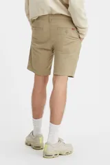 Bermuda color beige de corte chino, con bolsillos laterales y traseros.