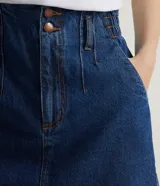 Falda corta de jean azul con cintura alta elastizada y doble botón.