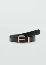 Cinturón negro con estampado de piel de serpiente y hebilla dorada.