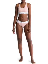Bombacha clásica de algodón color rosa pálido, con cintura elástica blanca con logo de Calvin Klein.