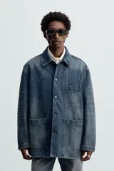 Sobrecamisa relaxed fit confeccionada en denim de algodón con efecto lavado. Tiene cuello solapa, manga larga, bolsillos frontales de plastrón y cierre frontal de botonadura.