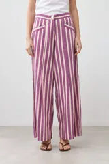 Pantalón de vestir de corte palazzo con rayas verticales fucsia y beige.