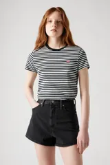 Remera de manga corta a rayas horizontales blancas y negras, con cuello redondo y logo rojo de Levi's bordado en el pecho.