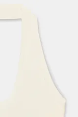 Musculosa roja de punto con cuello halter y escote redondo.