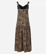 Vestido midi evasê de crepé con estampa de leopardo, breteles anchos, escote en V, fruncido en el busto, pliegue delantero y bajo fruncido.