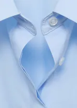 Camisa blanca entallada de algodón con cuello camisero y mangas largas con puños abotonados.