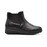 Bota corta negra de cuero sintético, con elásticos laterales, plataforma baja y suela track.