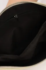 Bandolera rectangular color bordó, con correa larga regulable de cinta negra. Tiene dos compartimentos principales con cierre y un bolsillo frontal con cierre.