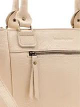 Cartera tipo shopper color beige, con doble asa corta y correa larga extraíble. Tiene un bolsillo frontal con cierre y un bolsillo interno.