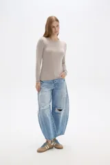 Remera color gris de lyocell, de manga larga, corte ajustado y cuello redondo.