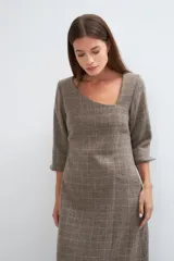 Vestido midi color crema con escote cuadrado, manga francesa con tajo y bolsillo lateral. Confeccionado en lana fina sin teñir.