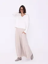Pantalón ancho de corte holgado, ideal para comodidad y estilo.