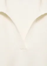 Sweater blanco de punto fino con cuello polo y escote en V.