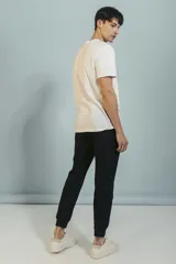 Pantalón de jogging negro con puños ajustados y cintura elástica.