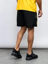 Short de entrenamiento negro con detalles en amarillo y escudo del Club Atlético Peñarol.