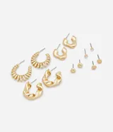 Kit de seis pares de aros pequeños. Incluye tres pares de aros tipo argolla con textura irregular y tres pares de aros redondos con diferentes diseños.