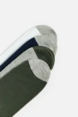 Pack de cuatro pares de calcetines tobilleros tejidos en hilatura con mezcla de algodón y acabado en rib. Incluye un par blanco con rayas grises, un par azul marino con rayas grises, un par gris con rayas grises y un par verde oliva con rayas grises.