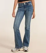 Pantalón bootcut de jeans azul con bolsillos delanteros y traseros, cierre con botón y cremallera, y nervaduras verticales en la parte delantera.