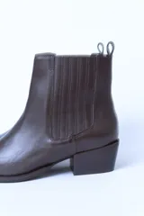 Botines Chelsea de cuero color marrón oscuro, con elástico lateral y tacón bajo.