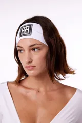 Vincha deportiva blanca de poliéster con logo negro estampado en el centro.