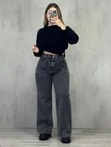 Pantalón de jean gris oscuro, corte wide leg, tiro alto y bolsillos frontales con cierre.