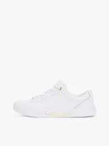 Zapatillas Tommy Hilfiger de piel blanca con detalles dorados en el talón y la lengüeta.