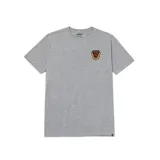 Remera gris de algodón y poliéster reciclado, corte clásico, manga corta y cuello redondo. Estampado en el pecho con un escudo con el logo de Caterpillar y la leyenda "A. Tractor Co. Since 04".