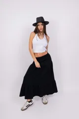 Pollera larga color blanco, con volados en el ruedo.