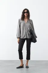 Pantalón de vestir negro de corte clásico, recto y levemente entallado, con largo hasta el tobillo.