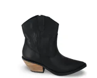 Bota corta estilo texana color negro, confeccionada en cuero, con diseño bordado en el lateral y taco de madera.